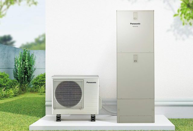 住宅の外に設置されたエコキュートの貯湯タンクとヒートポンプ